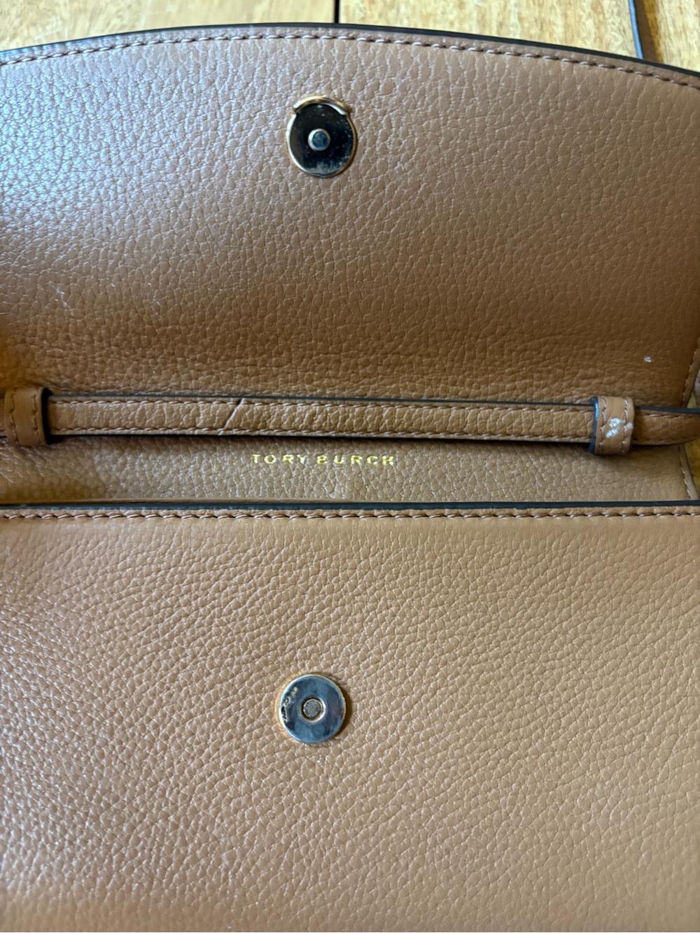 Tory Burch Pebbled camel Leather Crossbody in Warm Tan with Gold Logo - Picture 4 of 6